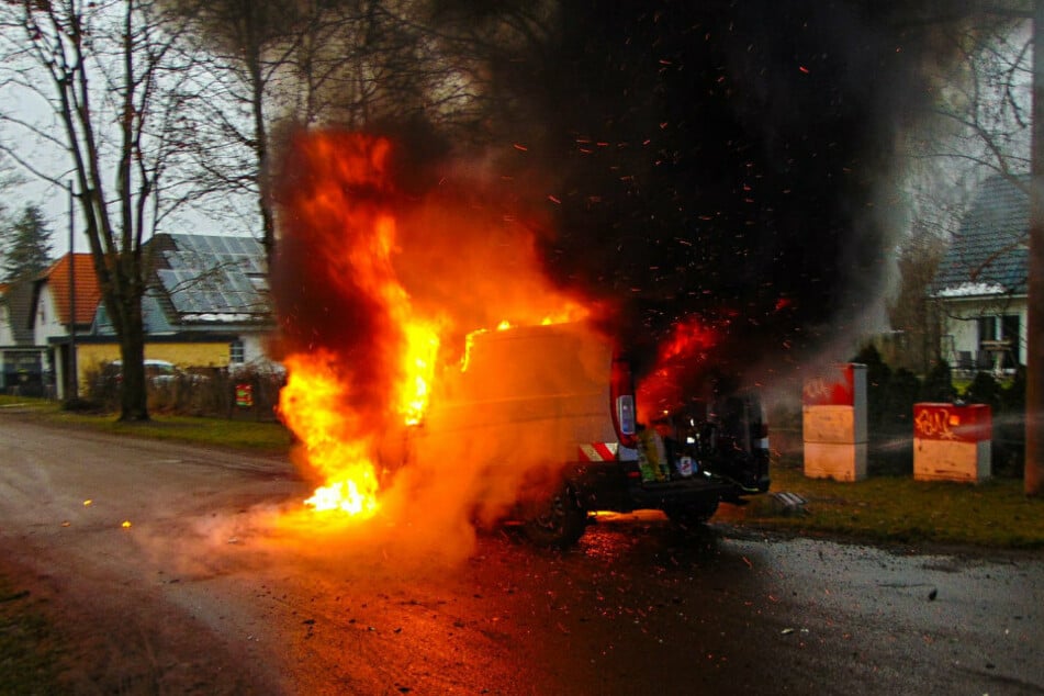Der Transporter steht lichterloh in Flammen.