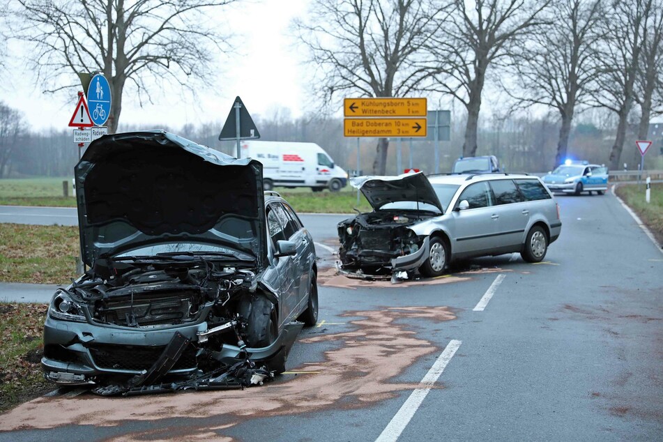 Die beiden Unfallwagen stehen auf der Straße.