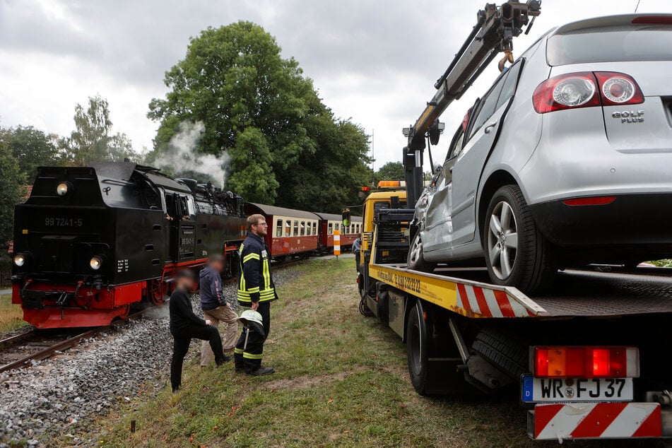 Das stark beschädigte Auto musste abgeschleppt werden.