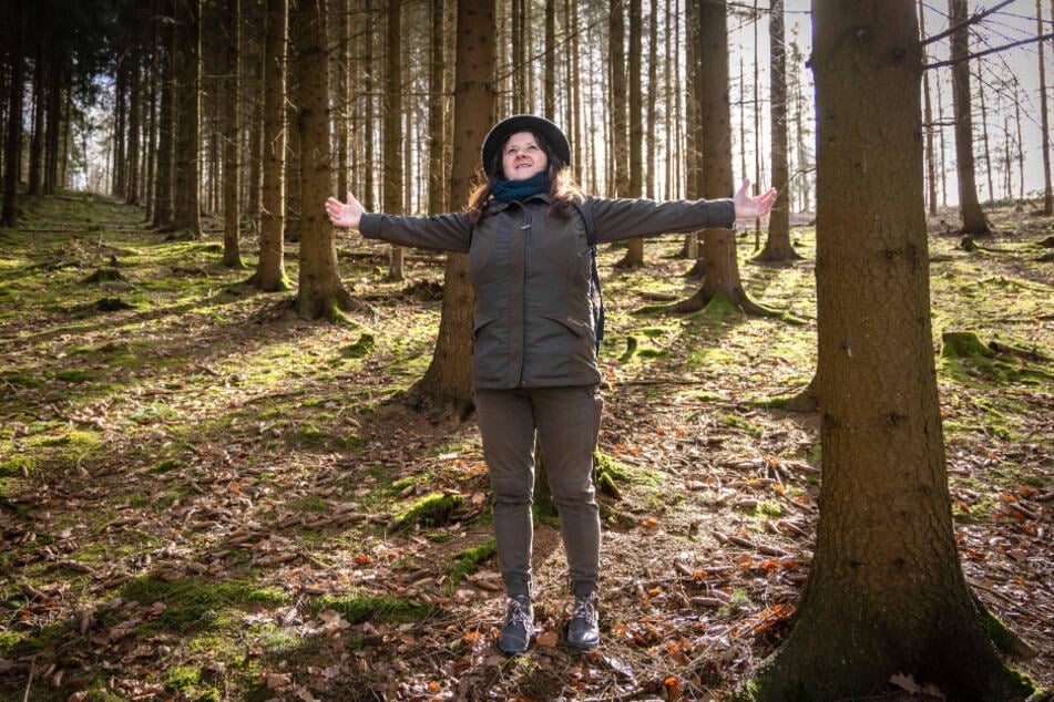 Tief durchatmen! Kornelia Schneider (52) bei einer Atemübung im Wald.