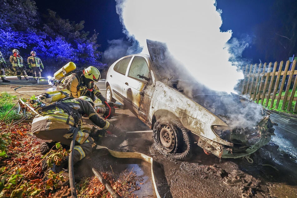 Ein Renault fing am gestrigen Freitag in Hohenstein-Ernstthal (Landkreis Zwickau) während der Fahrt Feuer.