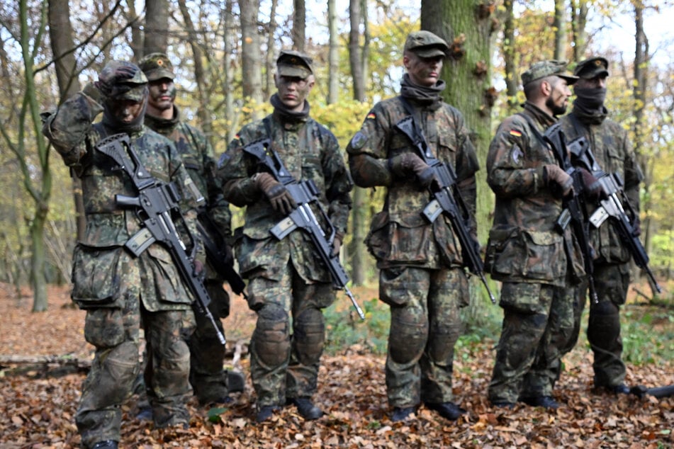 Rekruten bei der Gefechtsausbildung zur Basisausbildung bei der Bundeswehr im Aufklärungsbataillon 7.