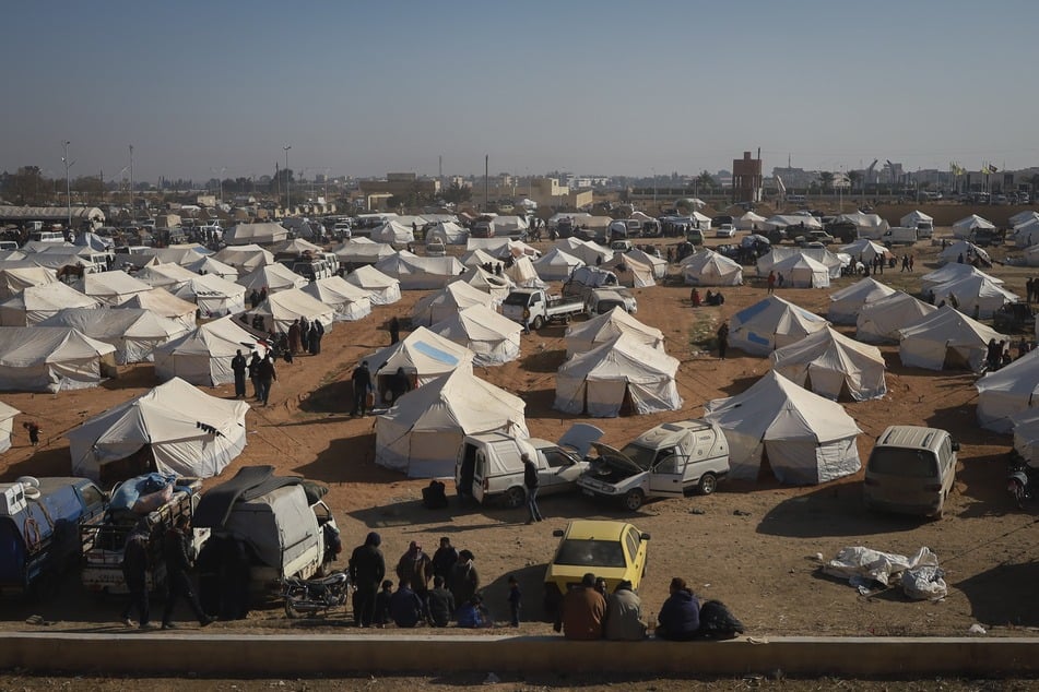 Flüchtlinge gehen zwischen den Zelten in einem Lager in der Stadt Tabqa im Gouvernement Raqqa im Norden Syriens.