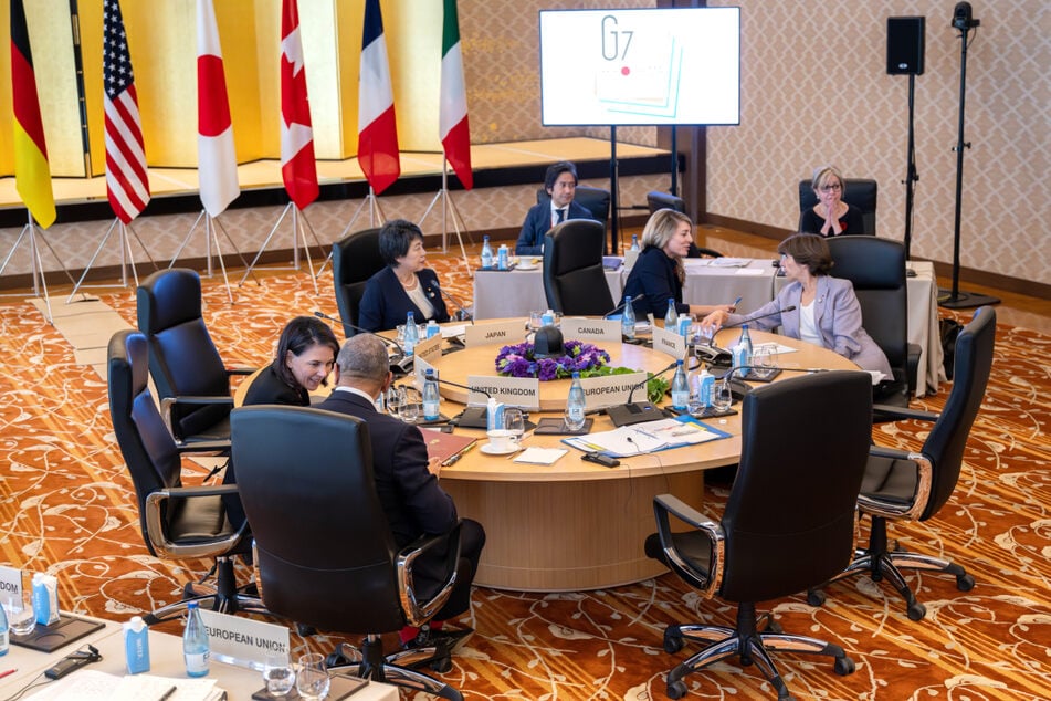 Die G7-Außenministerinnen und Außenminister im Gespräch vor Beginn einer Arbeitssitzung zur Situation in der Ukraine.