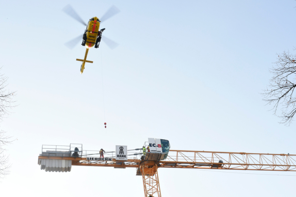Mit einer Seilwinde am Hubschrauber konnte der Mann vom Kran gerettet werden.