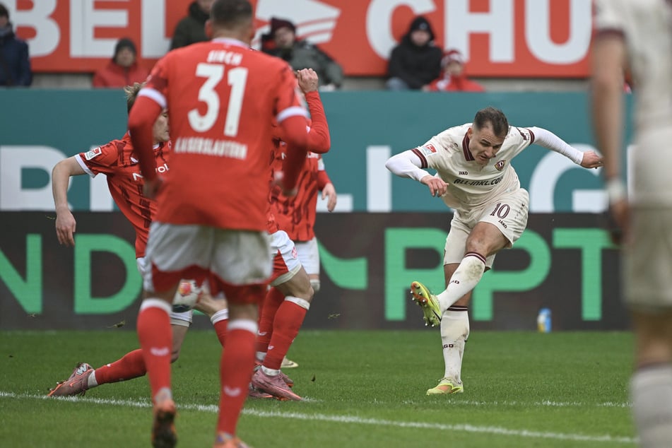 Jakob Lemmer (25, r.) hat abgezogen. Er traf wunderschön in Kaiserslautern. Allerdings war es nur der Anschluss zum 1:3.