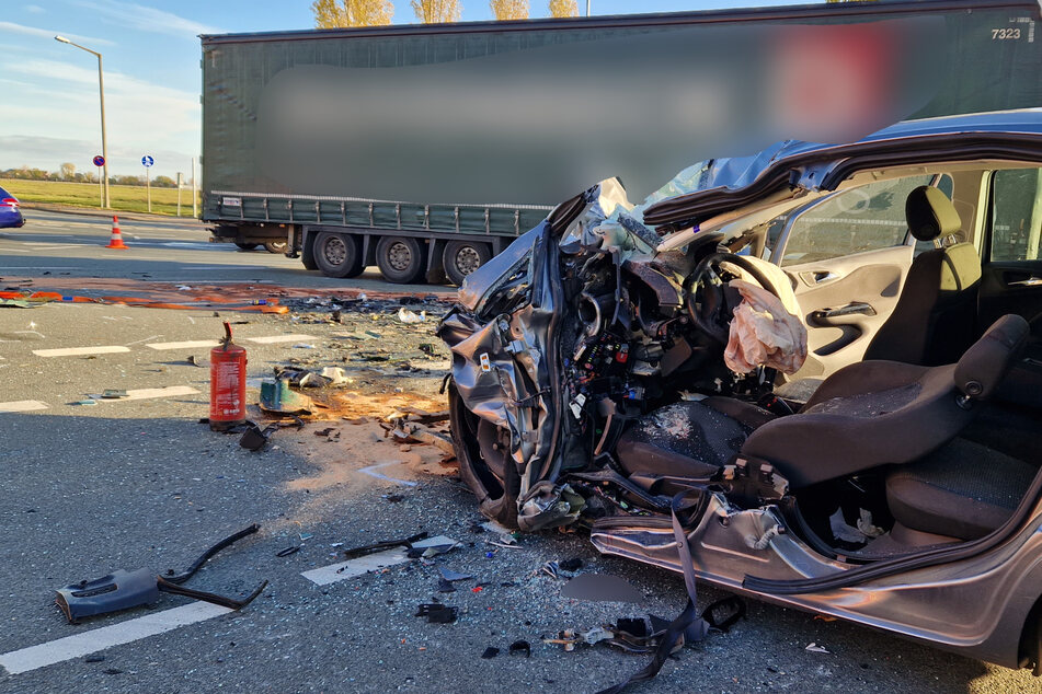 Tödlicher Unfall an der Messeallee: Autofahrer stirbt nach Kollision mit Lkw