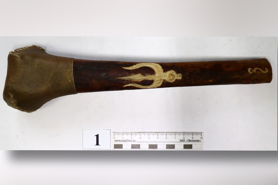 Die knapp 30 Zentimeter lange Horror-Flöte ist aus einem menschlichen Oberschenkelknochen gefertigt und mit einem Dreizack verziert.