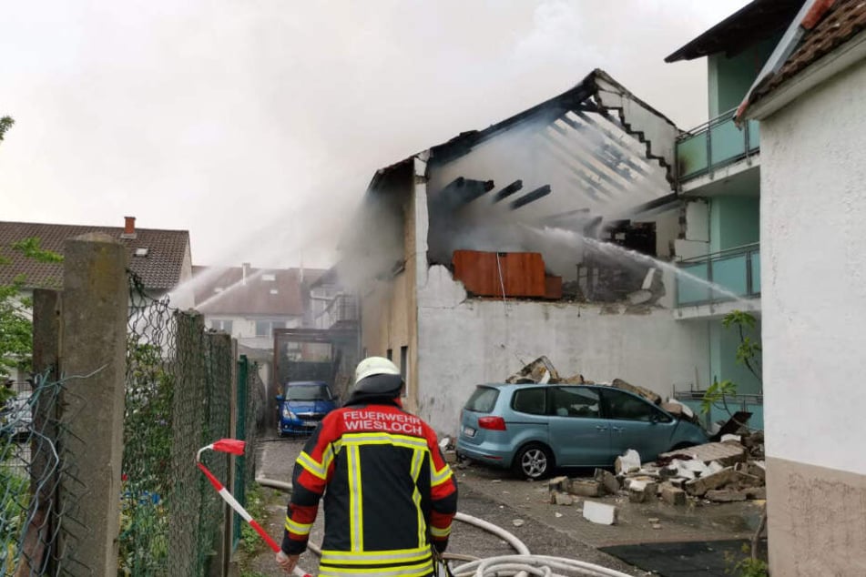 Die Feuerwehr kämpft von mehreren Seiten gegen den Brand an, das Gebiet wurde weitläufig abgesperrt.