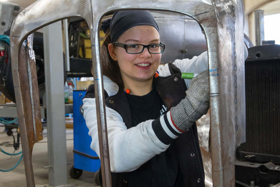 Sue (19) macht die Arbeit in der
technischen Restauration viel Freude. Hier arbeitet sie an einer Kühlermaske von
einem Horch.