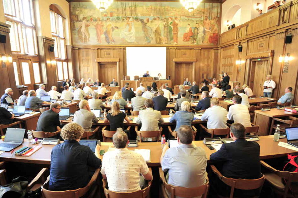 Die vier Fraktionen sehen Klärungsbedarf, ob mit der Ausgliederung der Profiabteilung der weiter bestehende Verein vollständig entschuldet ist.