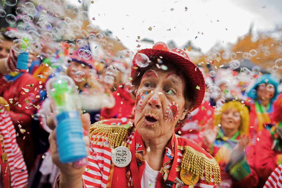Ein Blick in die Vergangenheit: Jecken feiern auf dem Kölner Heumarkt den Auftakt der Karnevalssession.