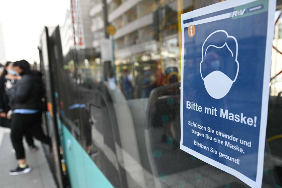 Ab Montag werden vom Rhein-Main-Verkehrsverbund - zunächst kostenlos - Masken verteilt (Archivbild).