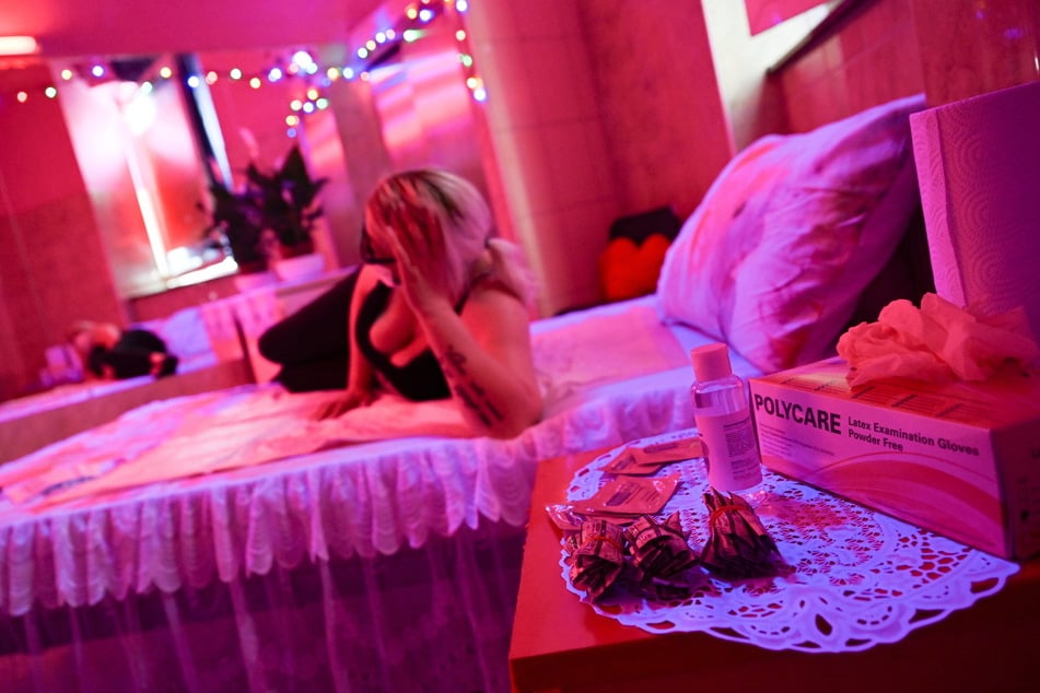 Eine Liebesdame wartet in einem Laufhaus auf Freier. Die Zahl der Prostituierten ist in Sachsen gestiegen.