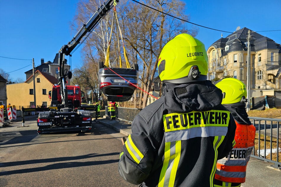 Die Feuerwehr barg das Auto aus dem Leubnitzbach.