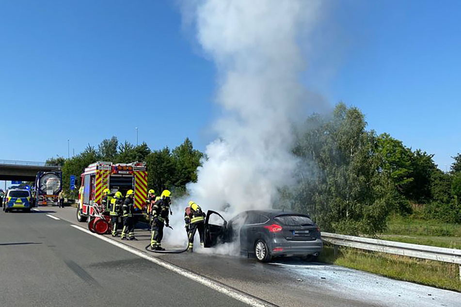 Die Feuerwehr löschte am Auto den Brand im Motorraum.