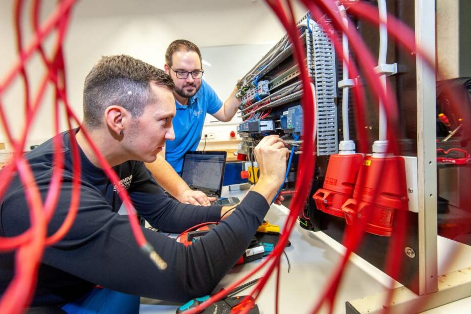 Schaltungen verstehen: Auch in den Elektro-Berufen gibt es noch viele freie Lehrstellen in der Region.