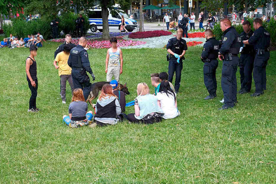 Beamte kontrollieren bei einer Razzia Jugendliche im Stadthallenpark (Archivfoto).