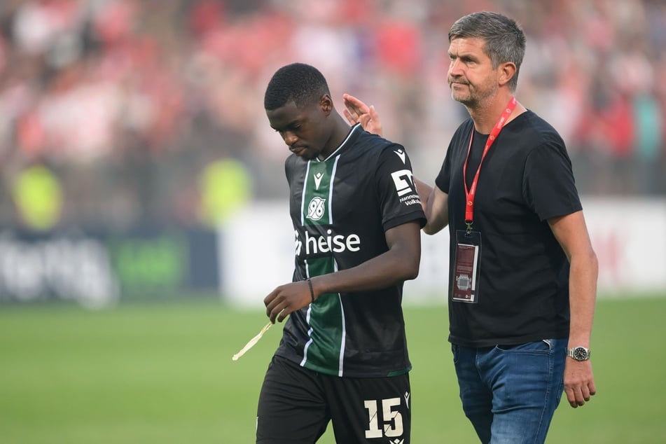 Ralf Becker (54, r.) ist seit Sommer Sportdirektor bei Hannover 96.