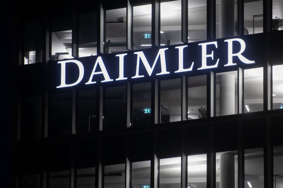 Stuttgart: Die Fenster an der Konzernzentrale der Daimler AG in Untertürkheim sind beleuchtet. (Symbolbild)