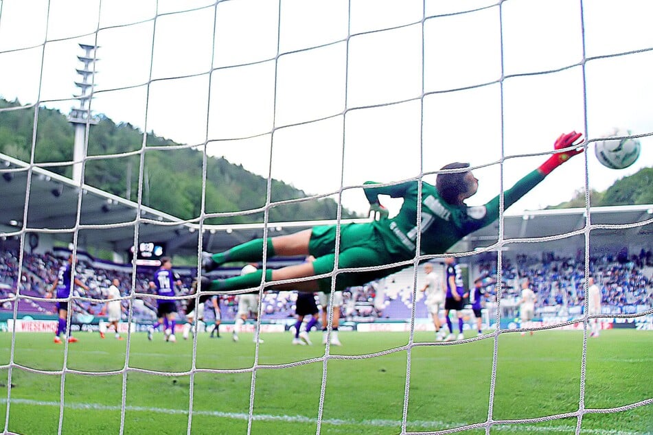 Aue-Legende Martin Männel (38) verhinderte durch seinen Einsatz eine höhere Niederlage gegen Hoffenheim.