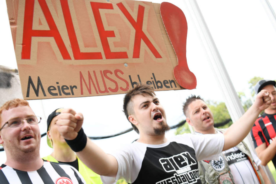 Mit Plakaten brachten die Fans ihre Forderung zum Ausdruck.