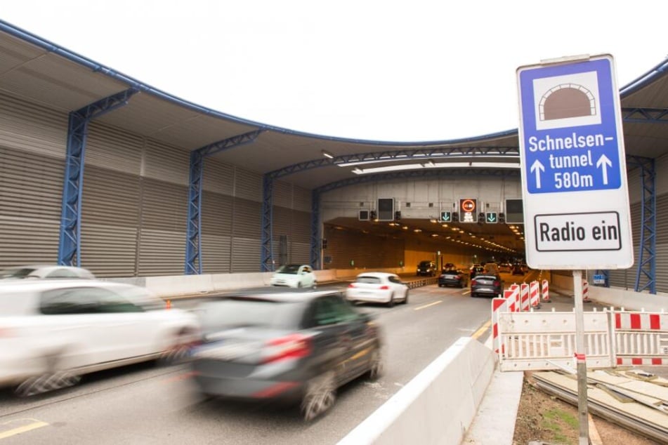 Autos fahren in den Schnelsen-Tunnel mit dem Lärmschutzdeckel.