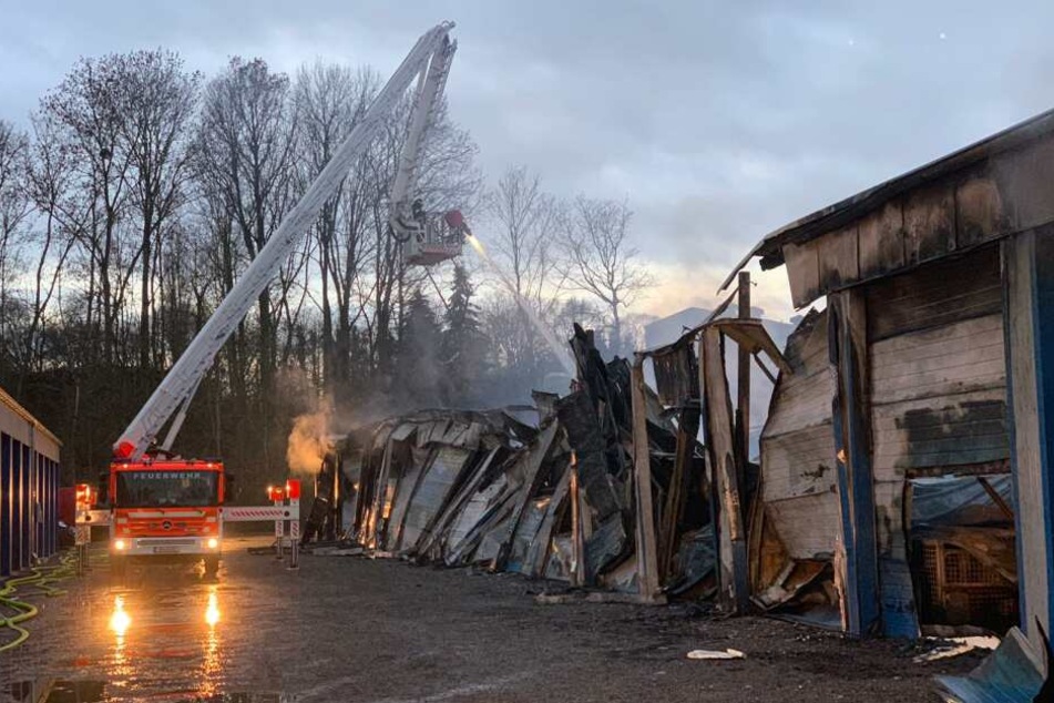 Die Flammen haben auf mehrere angrenzende Garagen übergegriffen.