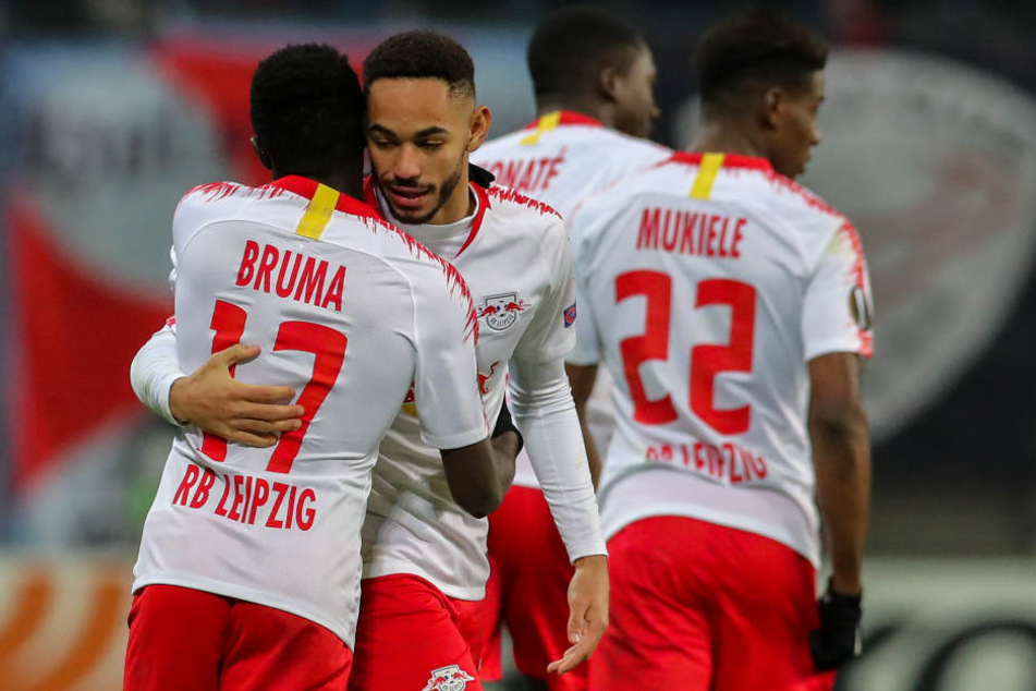 Erzielte das 1:0 für die Roten Bullen: Matheus Cunha (2.v.l.) bei der Umarmung mit Vorlagengeber Bruma. Der Treffer reichte jedoch nicht zum Weiterkommen.