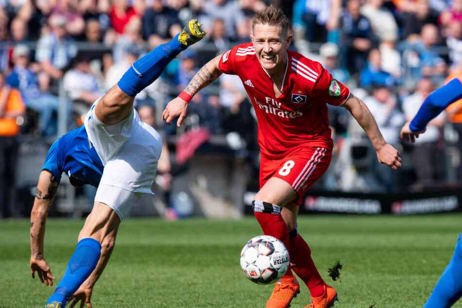 Lewis Holtby ging keinen Zweikampf aus dem Weg. Das zeigt auch sein zerrissenes Trikot, wie hier im Spiel gegen den VfL Bochum.