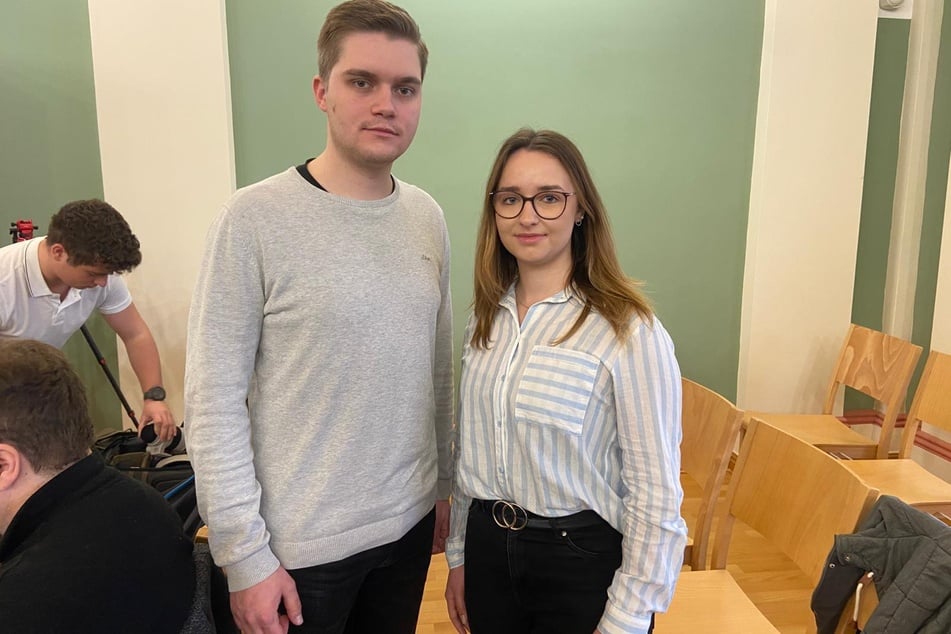 Polizeikommissarin Paula (21) und Bestatter Eric Lehmann (22) waren am ersten Verhandlungstag dabei.