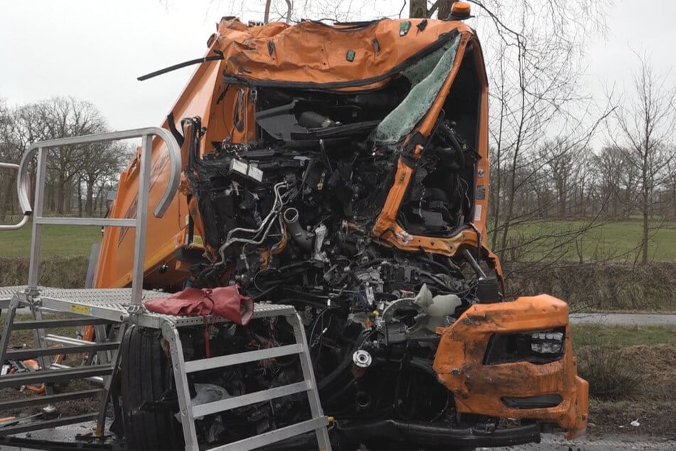 Der Müllwagen wurde bei dem Frontal-Zusammenstoß mit dem Lkw komplett zerstört.