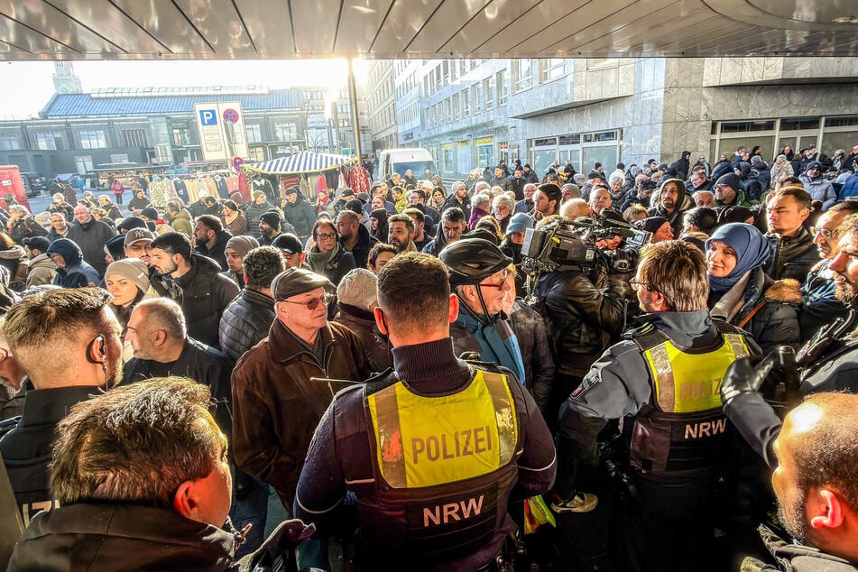 Vor der Sparkassen-Filiale drohte die Situation zu eskalieren, die Polizei musste einschreiten.