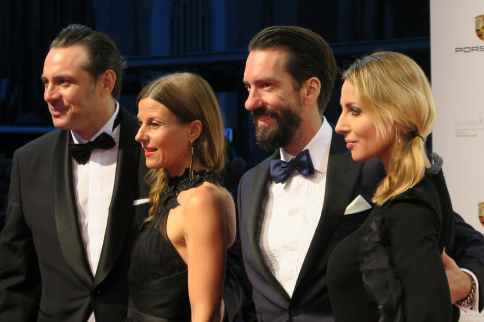 Sascha Vollmer mit Freundin Jenny und Alec Völkel mit Ehefrau Johanna (von links) am Samstagabend beim Leipziger Opernball.