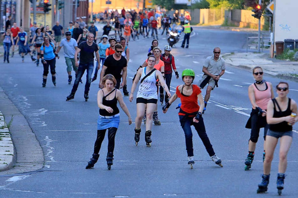 Sommersport in der Chemnitzer Innenstadt: Für das Nachtskaten werden noch Ordner gesucht.
