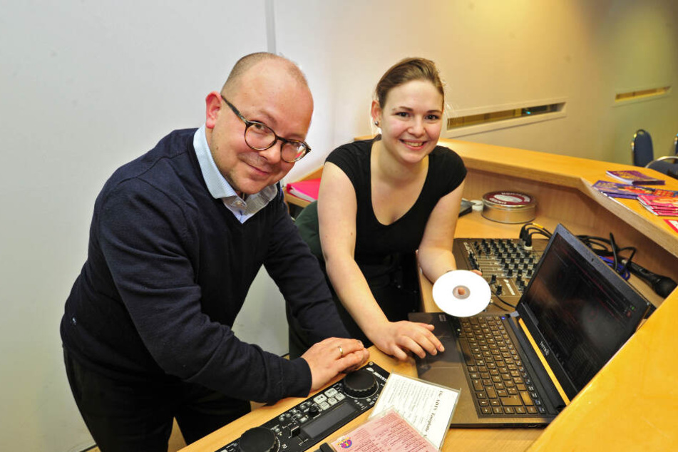 Hobbymusiker Frank Müller-Rosentritt (37) unterstützt Partnerin Theresa Temler (24) bei der Musikauswahl.