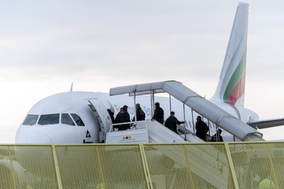 Abgelehnte Asylbewerber steigen im November am Baden-Airport in ein Flugzeug.