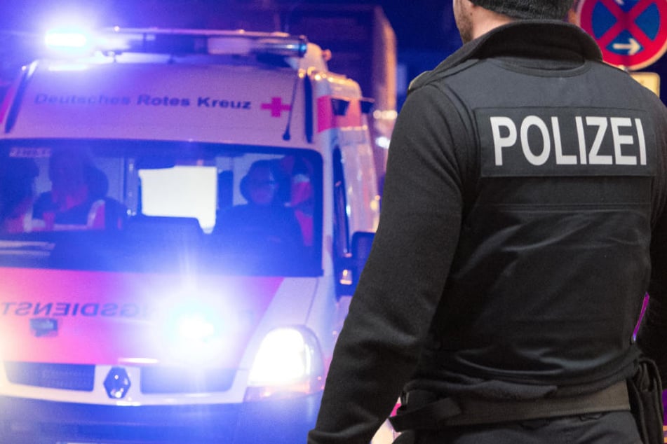 Eine Frau und ein Mann mussten mit schwere Verletzungen in ein Krankenhaus gebracht werden (Symbolbild).