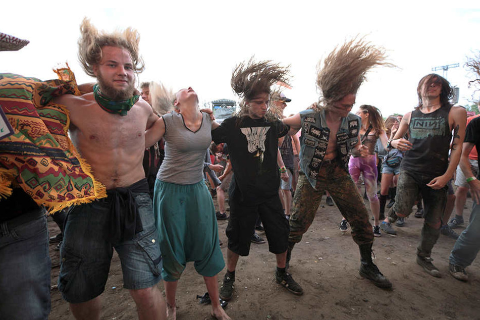 Beim exzessives Headbanging verletzten sich mitunter einige Festivalbesucher.
