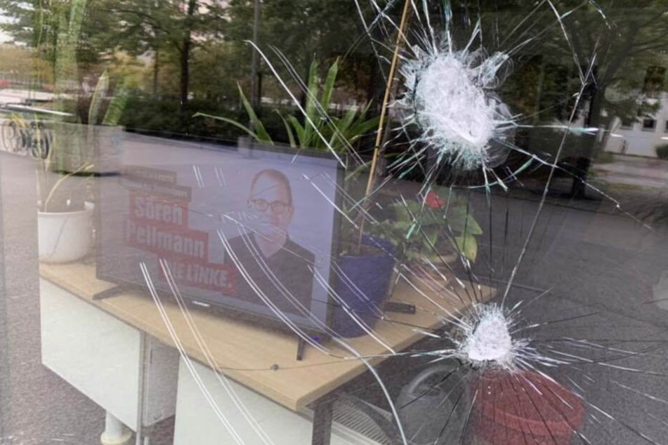 Die Fensterscheiben des Büros wurden mit Steinen beworfen.