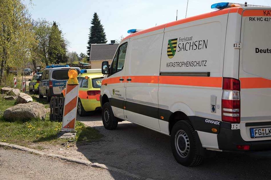 Einsatzfahrzeuge der Rettungskräfte stehen vor dem Bergwerksgelände in Freiberg.