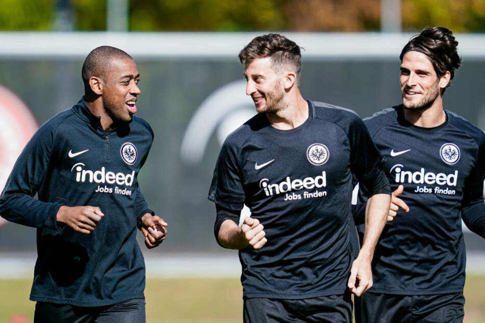 Frankfurts Gelson Fernandes (l-r), David Angel Abraham und Goncalo Paciencia laufen beim Aufwärmtraining übers Spielfeld (Archivbild).