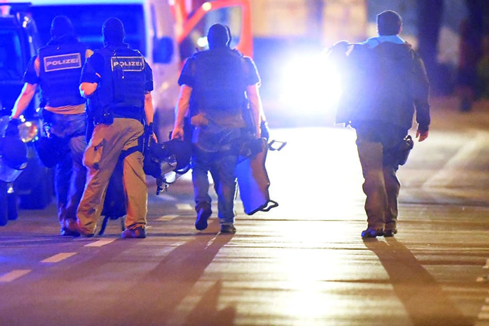 Polizisten nahmen den Mann nach massiver Gegenwehr fest.(Symbolbild)