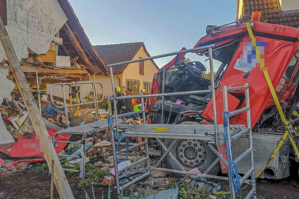 Der Lkw, nachdem er in das Wohnhaus krachte.