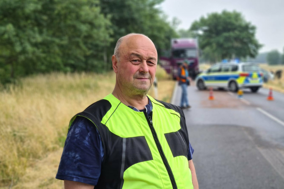 Fahrschullehrer Thomas Voigt steht nach dem Unfall auf der L79.
