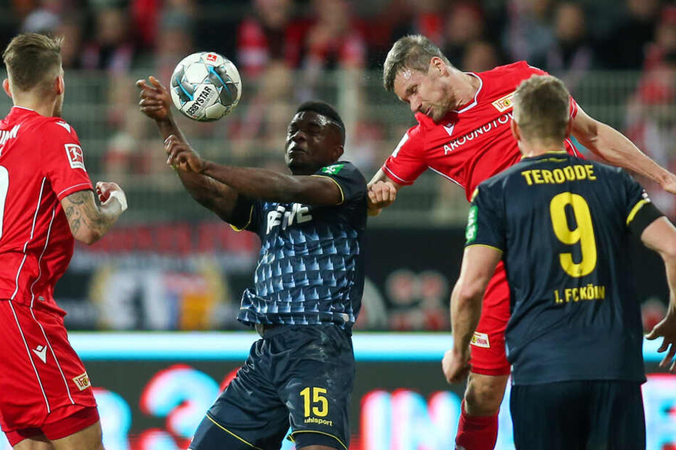 Jhon Cordoba (2.v.l) von 1.FC Köln nimmt Ball mit dem Kopf an gegen Berlins Michael Parensen (2.v.r).