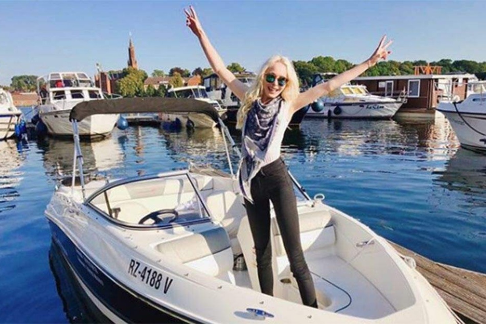 GNTM-Kandidatin Theresia auf einem Boot.