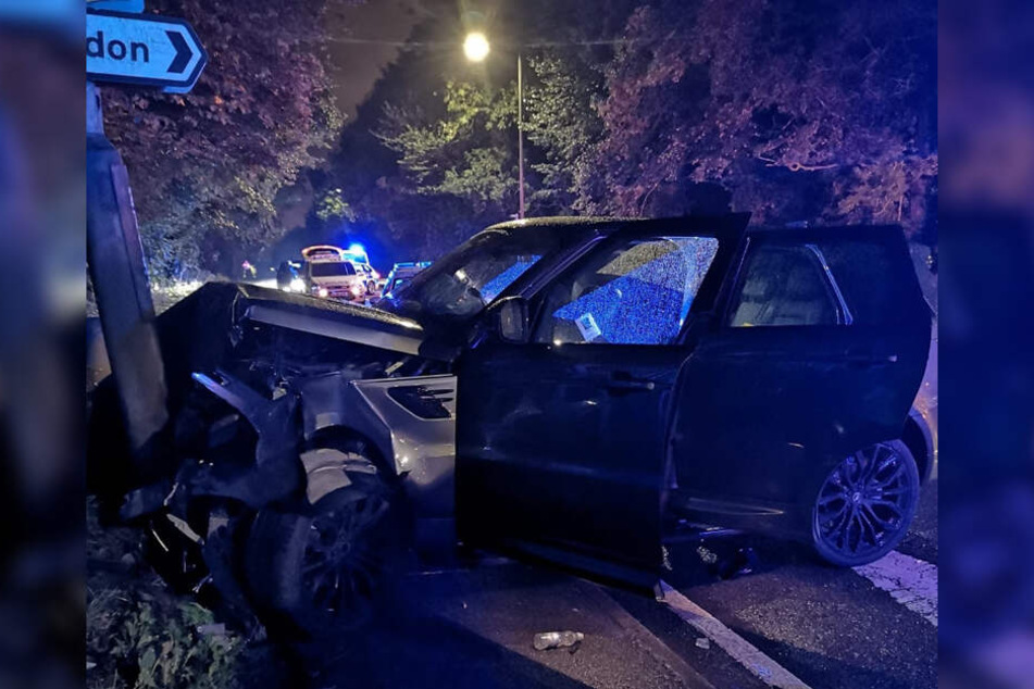 Der Range Rover ist völlig zerstört.