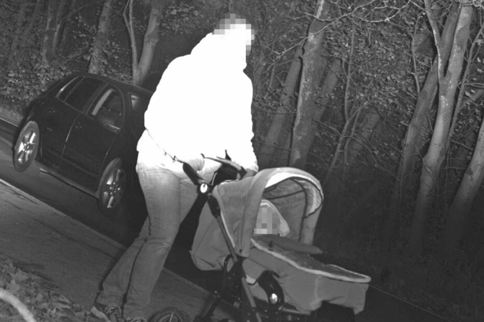 Hier läuft die Frau mit dem Kinderwagen in den Blitzer.