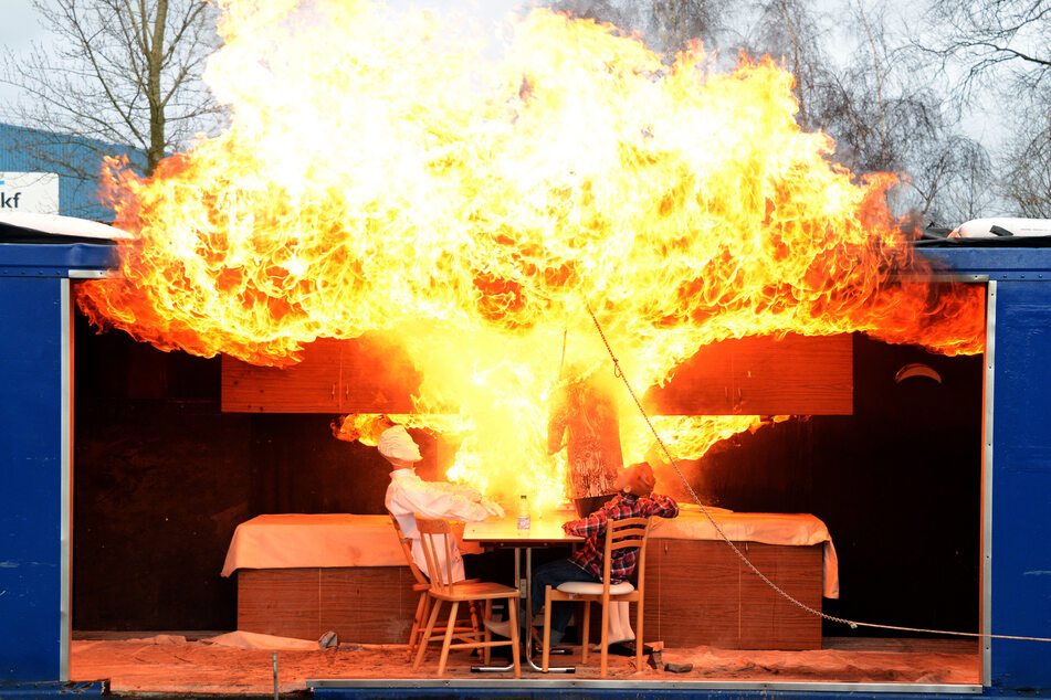 Die Feuerwehr demonstriert eine Fettexplosion, die entsteht, wenn brennendes Fett mit Wasser gelöscht wird. (Archivbild)